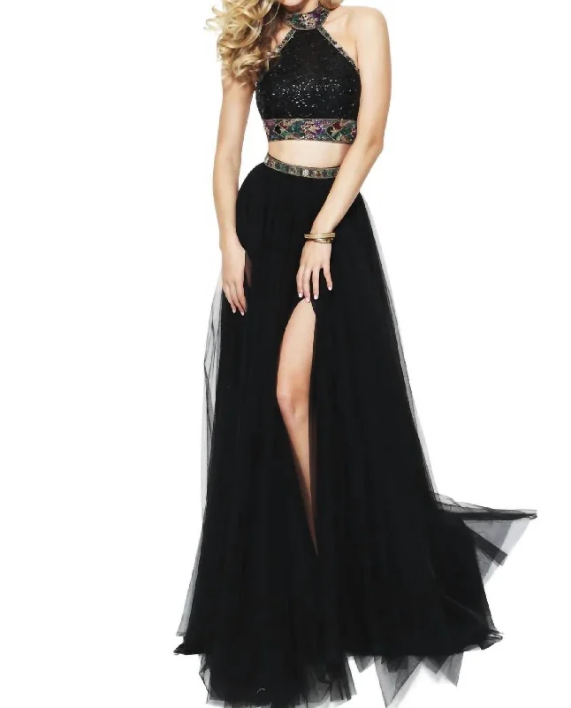 High Halter Neck Prom Dress In Black Flowy unclassified dresses